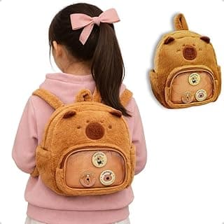 Mochila Capivara de Pelúcia, Design Fofo, com Bolsos e 3 Broches, Alças Ajustáveis, Bolsos Laterais para Garrafa com 12.52% de desconto por R$ 69,90 na amazon